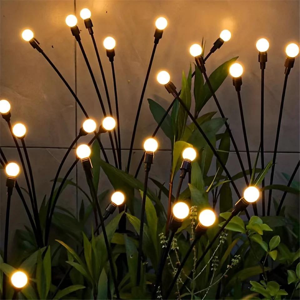 "Luci solari da giardino con steli flessibili, illuminazione dorata calda, perfette per un'atmosfera esterna incantevole."