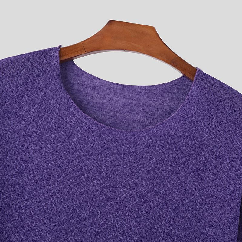 "Maglietta uomo sottile e traspirante, design minimalista, in vari colori, ideale per comfort quotidiano senza costrizioni."