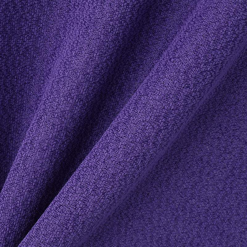 "Maglietta uomo sottile e traspirante, design minimalista, in vari colori, ideale per comfort quotidiano senza costrizioni."