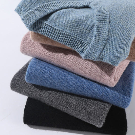 "Maglione uomo cashmere elegante beige, morbido e caldo, perfetto per look sofisticati e casual."
