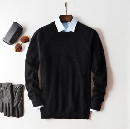 "Maglione uomo cashmere elegante beige, morbido e caldo, perfetto per look sofisticati e casual."