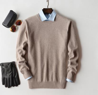 "Maglione uomo cashmere elegante beige, morbido e caldo, perfetto per look sofisticati e casual."