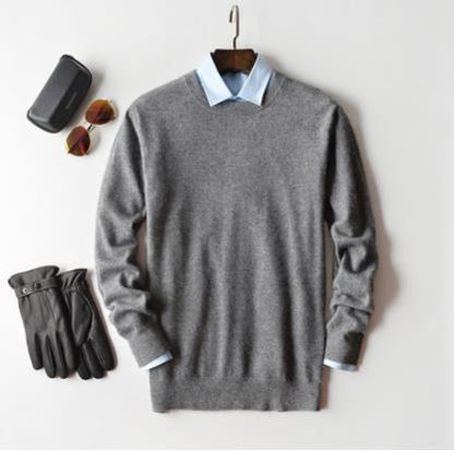 "Maglione uomo cashmere elegante beige, morbido e caldo, perfetto per look sofisticati e casual."