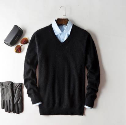 "Maglione uomo cashmere elegante beige, morbido e caldo, perfetto per look sofisticati e casual."