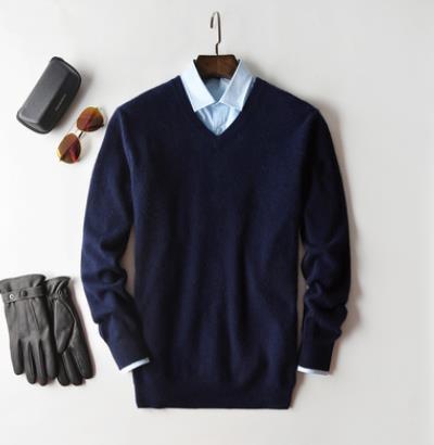 "Maglione uomo cashmere elegante beige, morbido e caldo, perfetto per look sofisticati e casual."