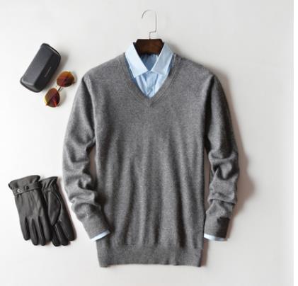 "Maglione uomo cashmere elegante beige, morbido e caldo, perfetto per look sofisticati e casual."