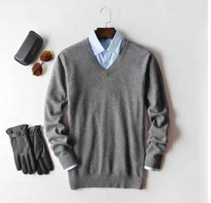 "Maglione uomo cashmere elegante beige, morbido e caldo, perfetto per look sofisticati e casual."