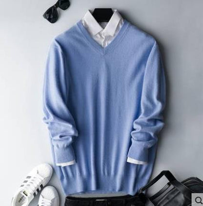 "Maglione uomo cashmere elegante beige, morbido e caldo, perfetto per look sofisticati e casual."
