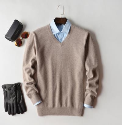 "Maglione uomo cashmere elegante beige, morbido e caldo, perfetto per look sofisticati e casual."