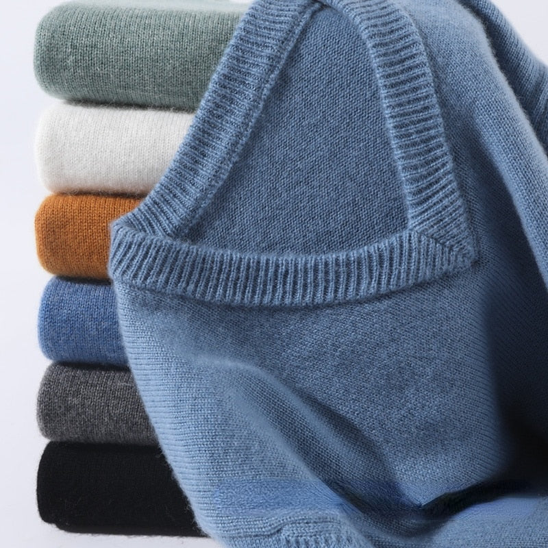 "Maglione uomo cashmere elegante beige, morbido e caldo, perfetto per look sofisticati e casual."