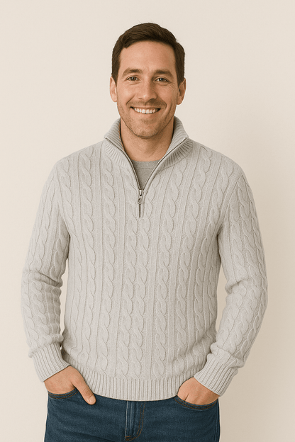Maglione uomo collo alto, lavorazione a trecce, mezza zip; calore e stile per l'inverno, design moderno ed elegante.