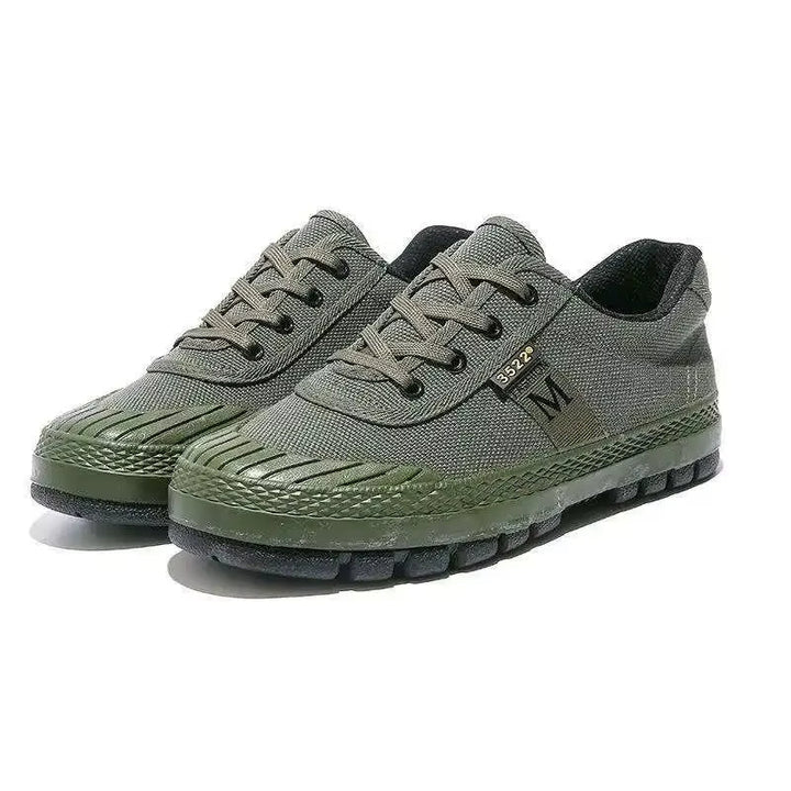 High-performance men's all-terrain camo tactical sneakers, comfortable, rugged, and ready for adventure.