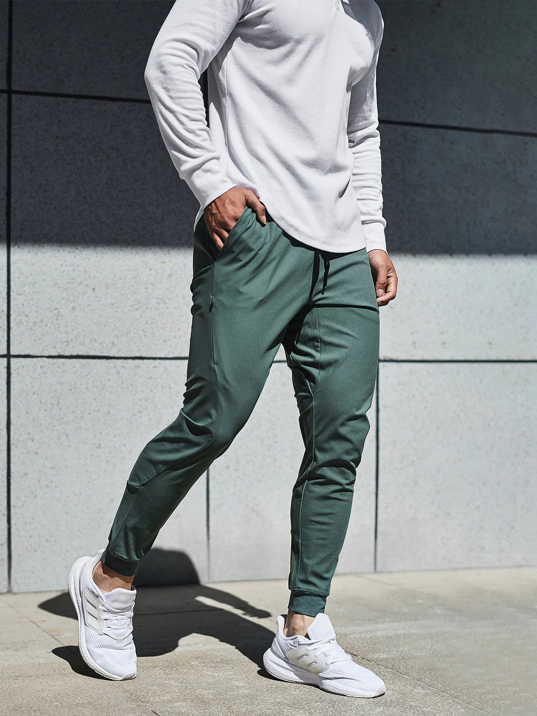 Versatile men's joggers, suitable for gym, casual, and active lifestyles.