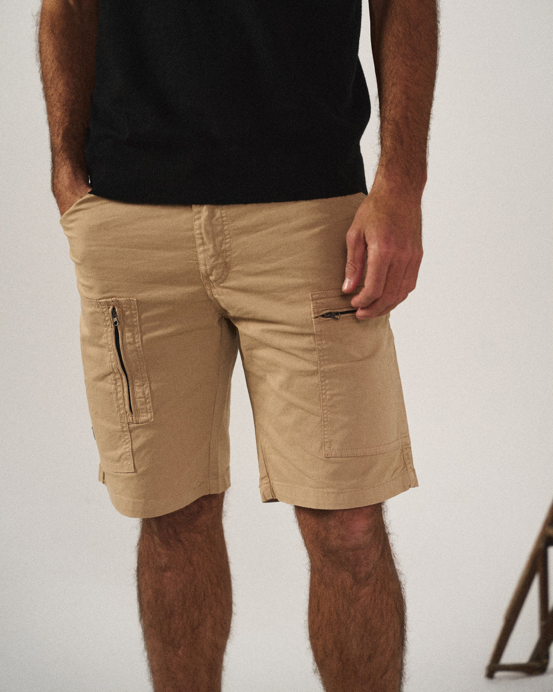 Versatile men's Cadiz cargo shorts with tailored fit & utility pockets. Perfect for various casual summer outfits.