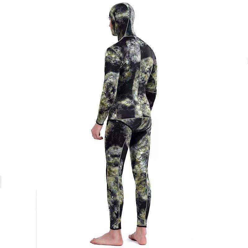 Back view of a thermal protection men's camouflage wetsuit, showcasing the suit's quality and design for snorkeling.