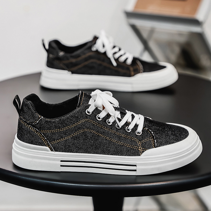 Men's stylish blue denim sneakers, providing comfort and a casual look for everyday fashion.
