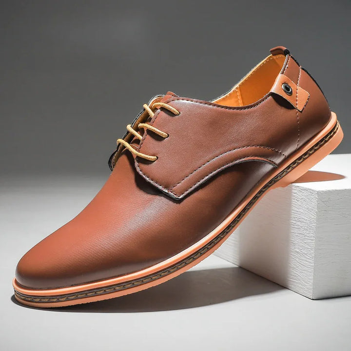 Formal men's leather oxford shoes in a rich black, designed with a timeless lace-up closure for elegance.