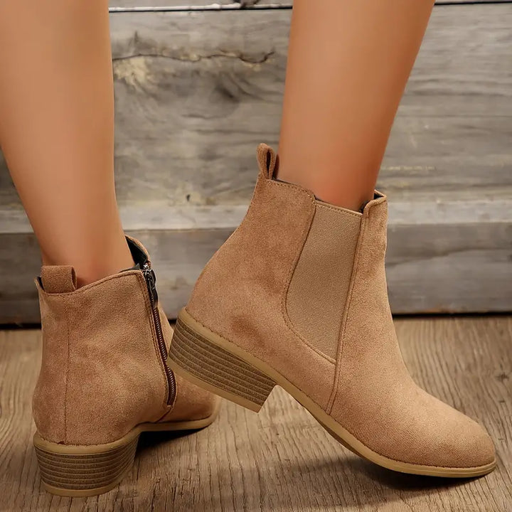 Versatile men's leather Chelsea boots. Durable and comfortable pull-on ankle boots, perfect for casual or formal outfits.