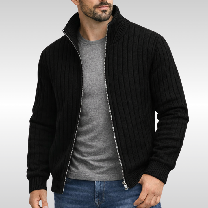 Casual yet elegant men's zip-up vest, a comfortable sleeveless cardigan for everyday wear.