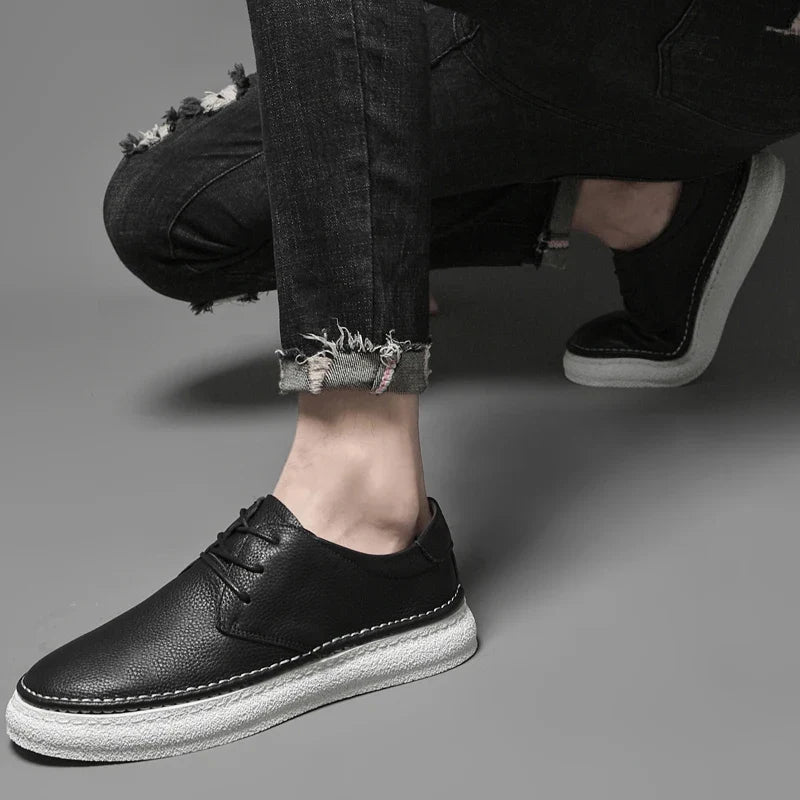 Versatile men's classic leather Oxford shoes, lace-up design for both formal and casual outfits.