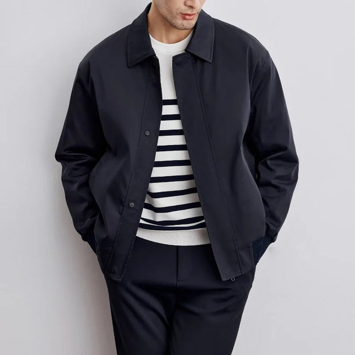 Timeless men's lightweight jacket, a classic piece for versatile all-season casual wear. Relaxed fit, perfect for layering.