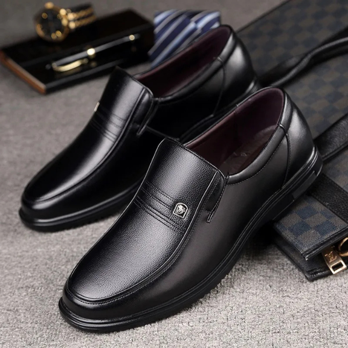 Comfortable men's classic slip-on dress shoes with an elegant finish, ideal for formal wear.
