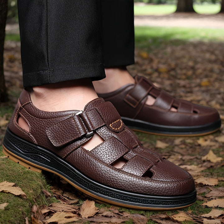 Comfortable men's closed-toe summer sandals, perfect for casual wear, walking, and beach activities.
