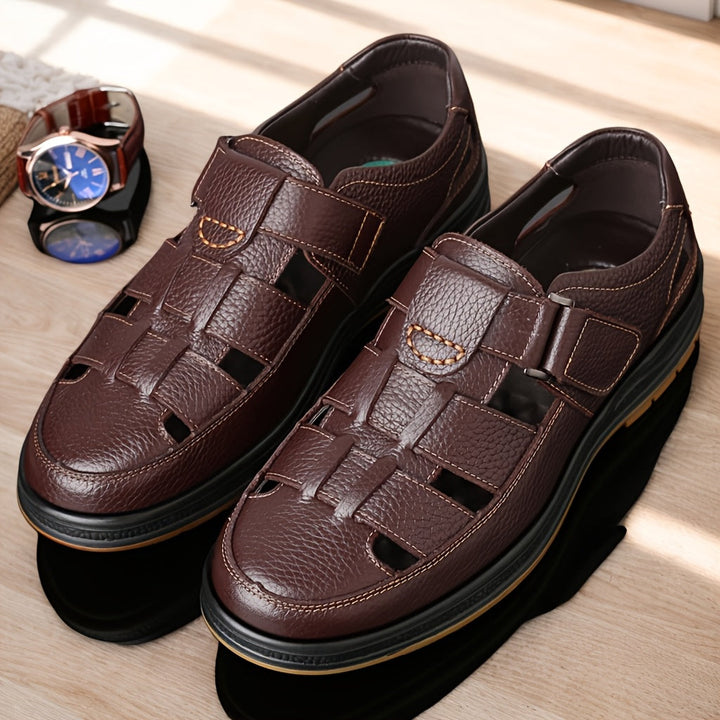 Men's breathable closed-toe summer sandals with adjustable strap for a secure & comfortable outdoor fit.