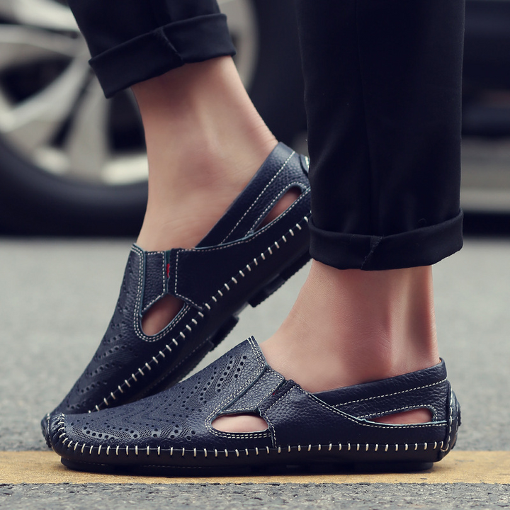 Casual men's open-toe sandals with adjustable strap. Excellent summer footwear for warm weather.