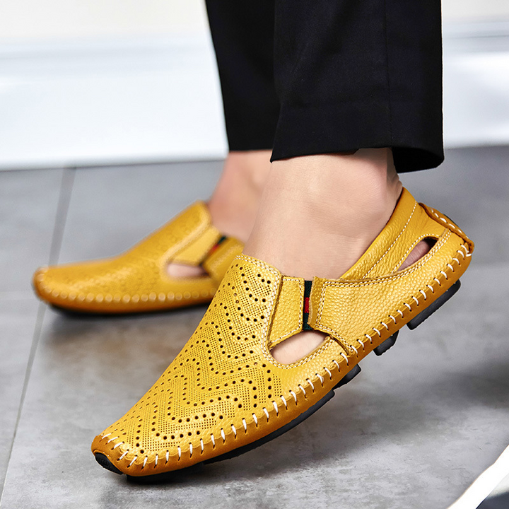 Men's walking sandals, adjustable strap, providing comfort & support for extended summer wear.