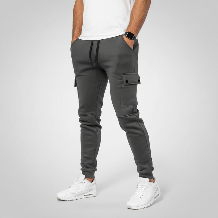 Stylish men's cropped summer pants, comfortable activewear joggers with pocket for a modern, casual look.