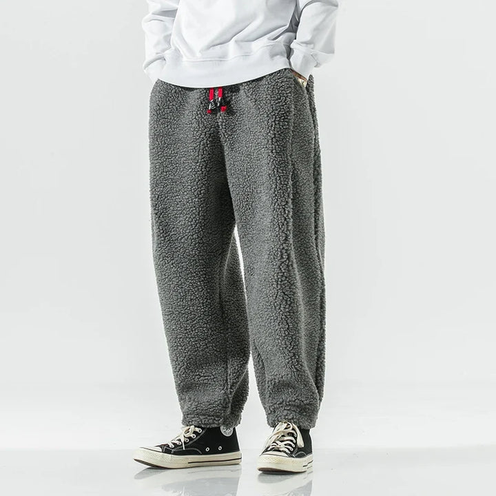 Men's cozy sherpa pants with an elastic waist, designed for maximum comfort and winter warmth.