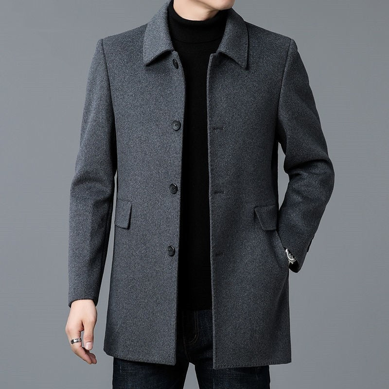 Stylish men's power jacket, modern fit for smart casual and office fashion.
