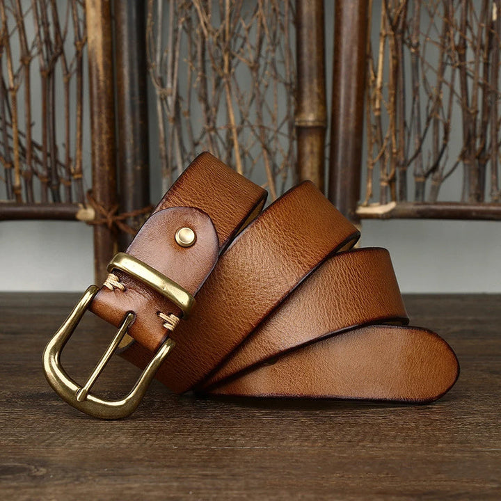 Durable men's accessory: Full-grain leather belt for a classic look, built for everyday elegance.