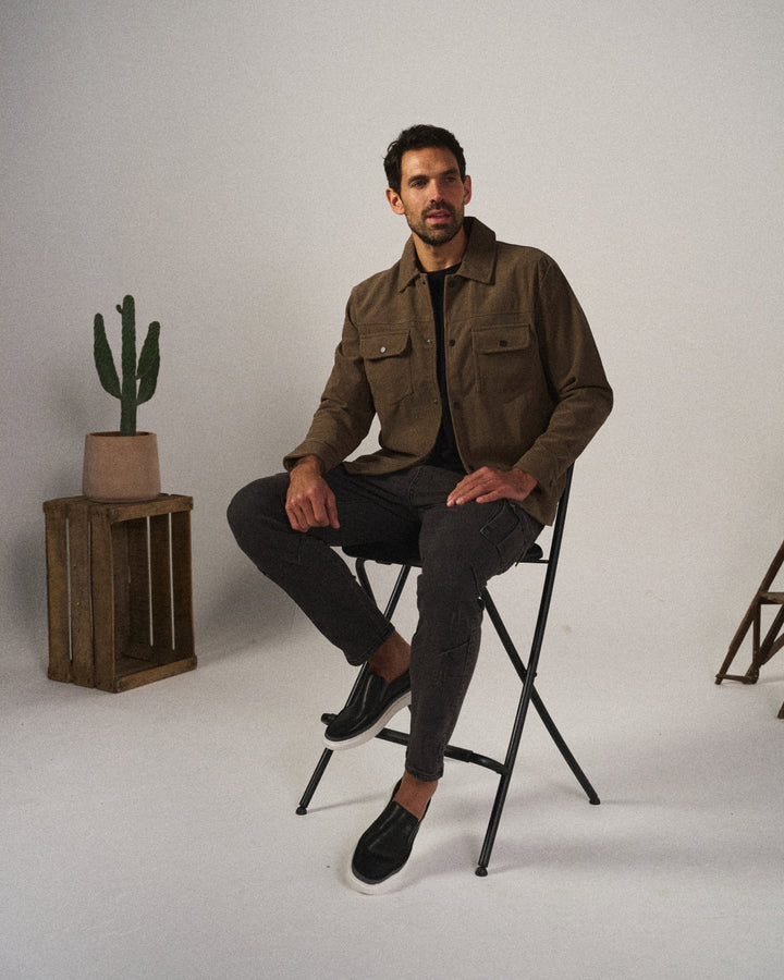 Versatile men's slim-fit utility cargo pants, Kensington model, with durable 4-way stretch.