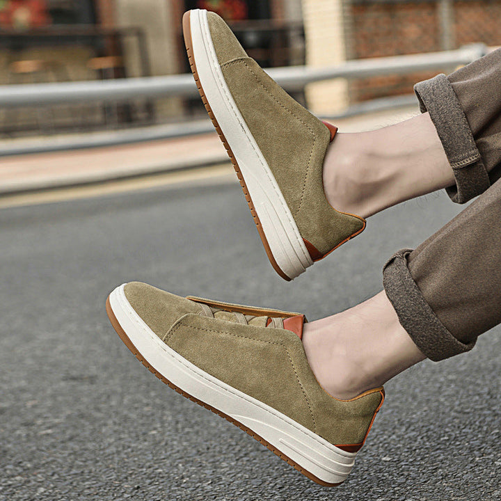 Men's comfortable black slip-on shoes, ideal for a versatile everyday look.