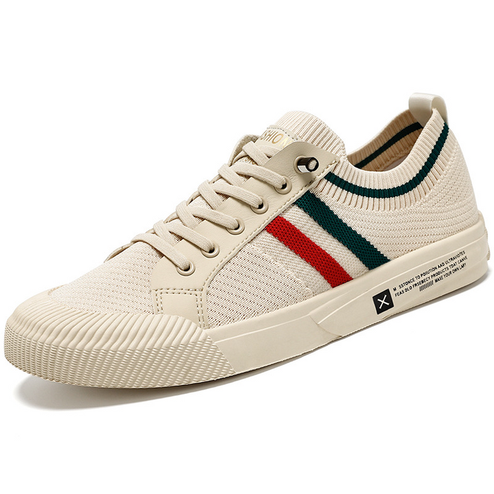 Lightweight men's casual shoes, designed for breathability and all-day comfort.