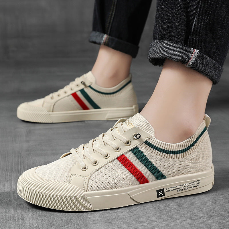 Lace-up men's casual sneakers, ideal for lightweight daily comfort.