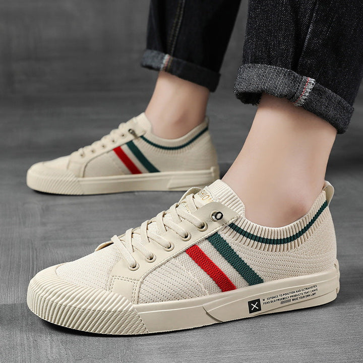 Lace-up men's casual sneakers, ideal for lightweight daily comfort.