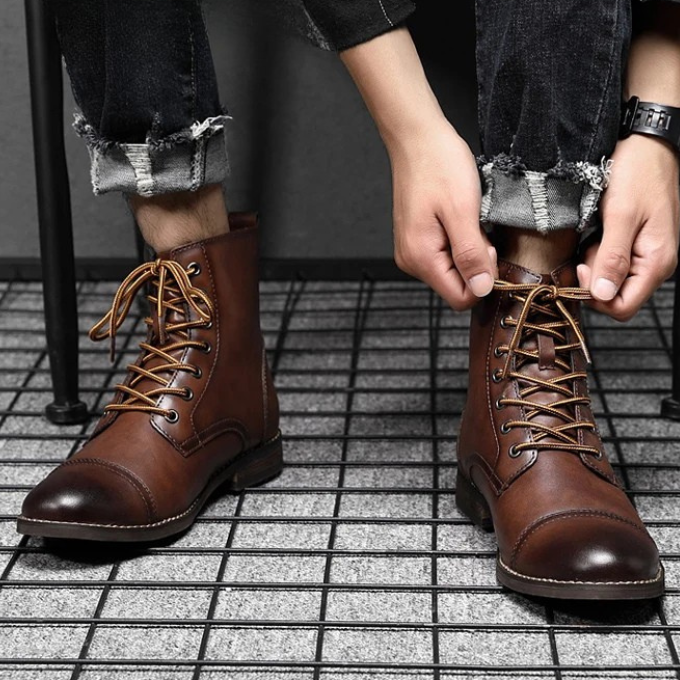 Casual men's Lisbon dress boots, offering comfortable everyday wear with a versatile, refined lace-up design.