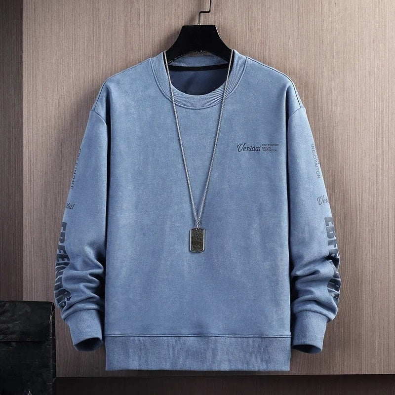 Comfortable men's urban pullover sweatshirt with a soft touch fabric, long sleeve, ideal for casual wear.