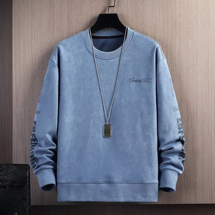 Comfortable men's urban pullover sweatshirt with a soft touch fabric, long sleeve, ideal for casual wear.