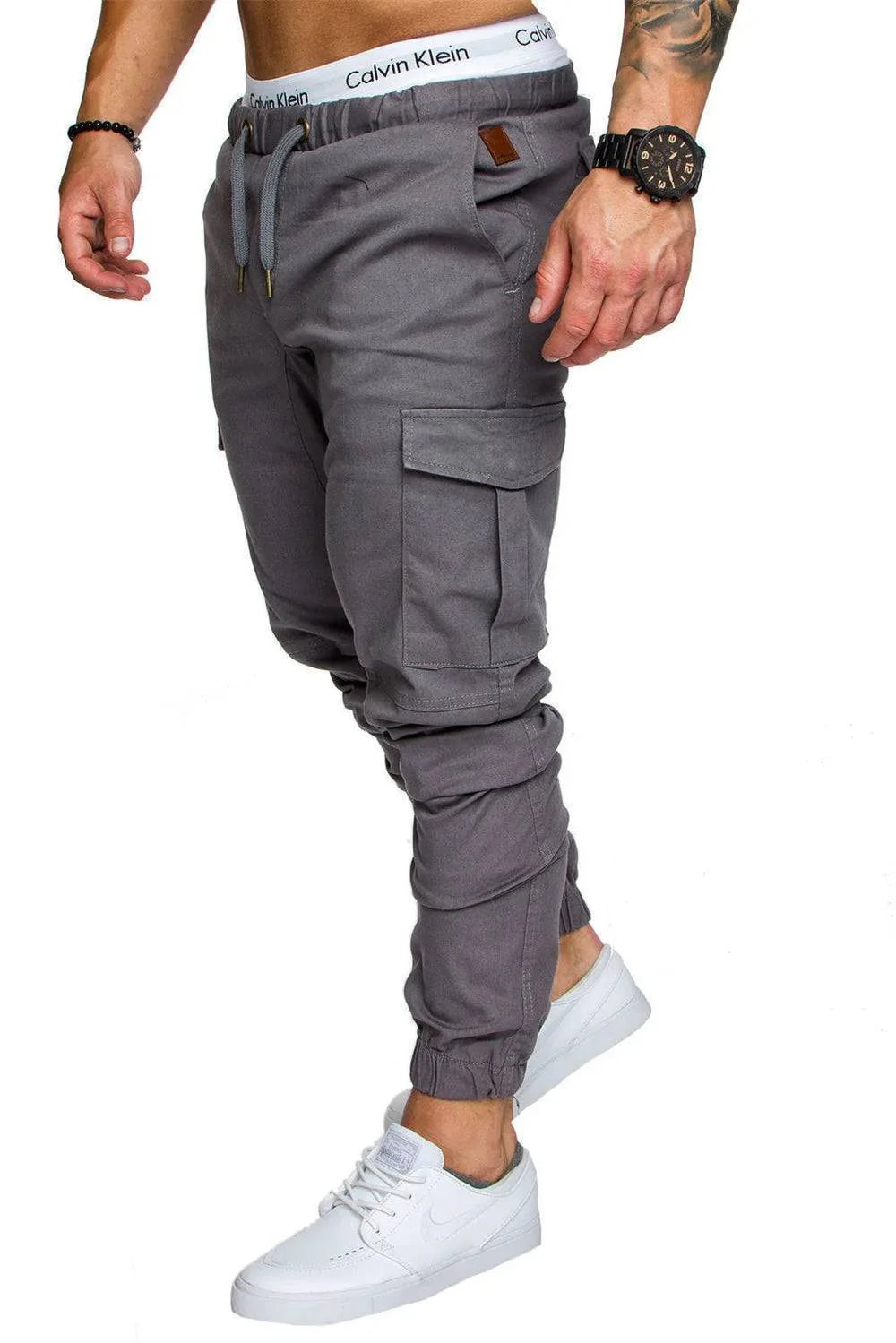 Men's cargo pants in dark green, multi-pocket design, perfect for rugged outdoor adventures
