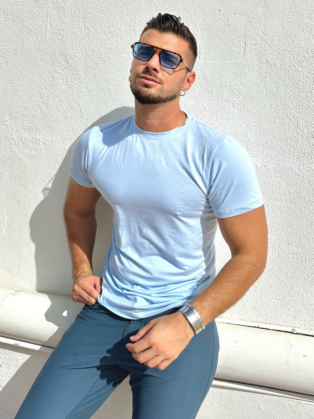 Comfortable men's performance tee, perfect for gym & everyday fashion.