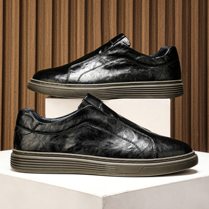 Men's premium everyday sneakers, blending style with all-day comfort.