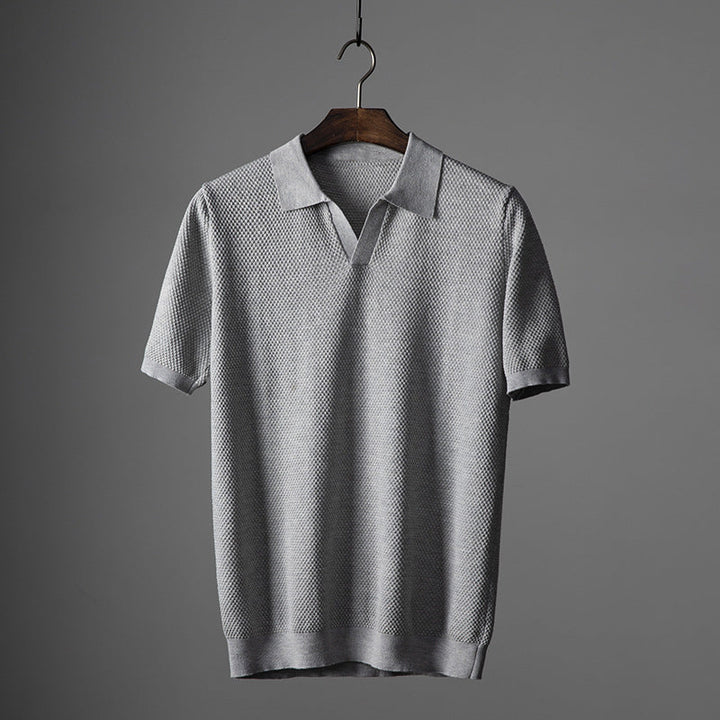 Versatile men's short-sleeve polo shirt, comfortable & tailored for a smart look.