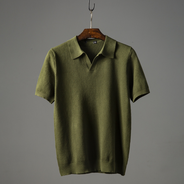 Classic men's polo shirt, premium fabric, ideal for casual or smart-casual occasions.