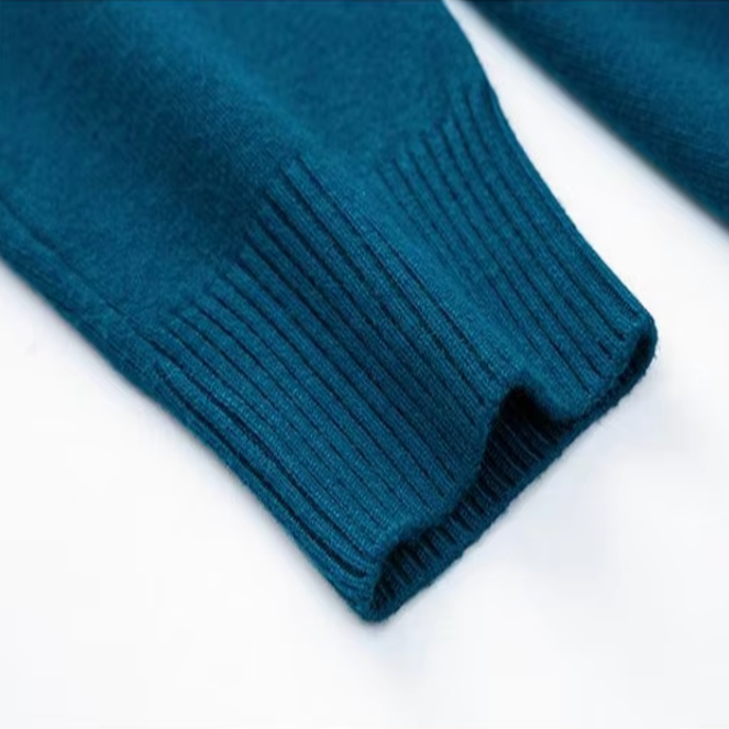Sophisticated men's turtleneck sweater, combining classic style with modern elegance for daily wear.