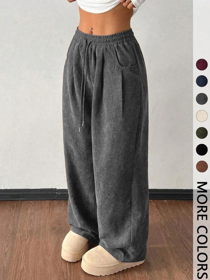 Men's relaxed fit wide-leg casual trousers for comfortable, versatile everyday style.