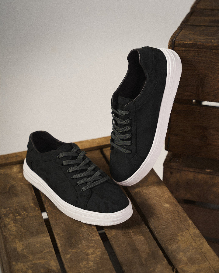 Comfortable men's sleek everyday casual sneakers, versatile low-top footwear for daily wear.